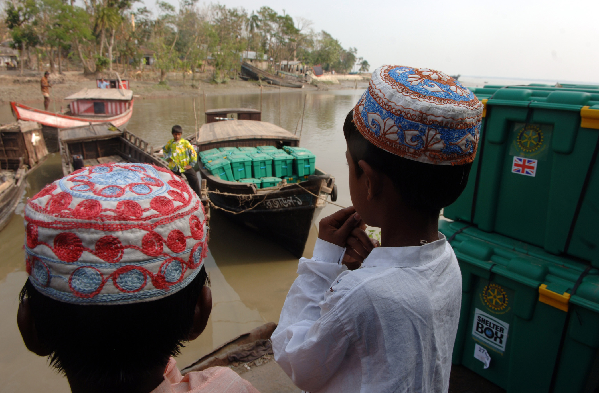 Children watching the boats