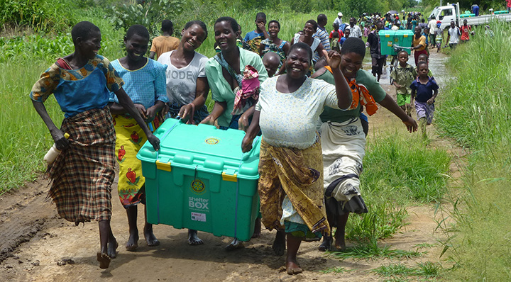 2015 ShelterBox Malawi box carried by women sm