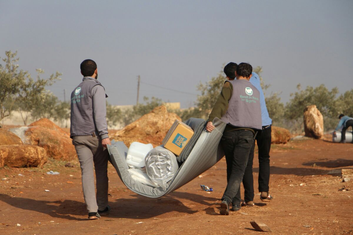 SB_Syria_Conflict_2017_36 Working together to carry aid items across the dry landscape