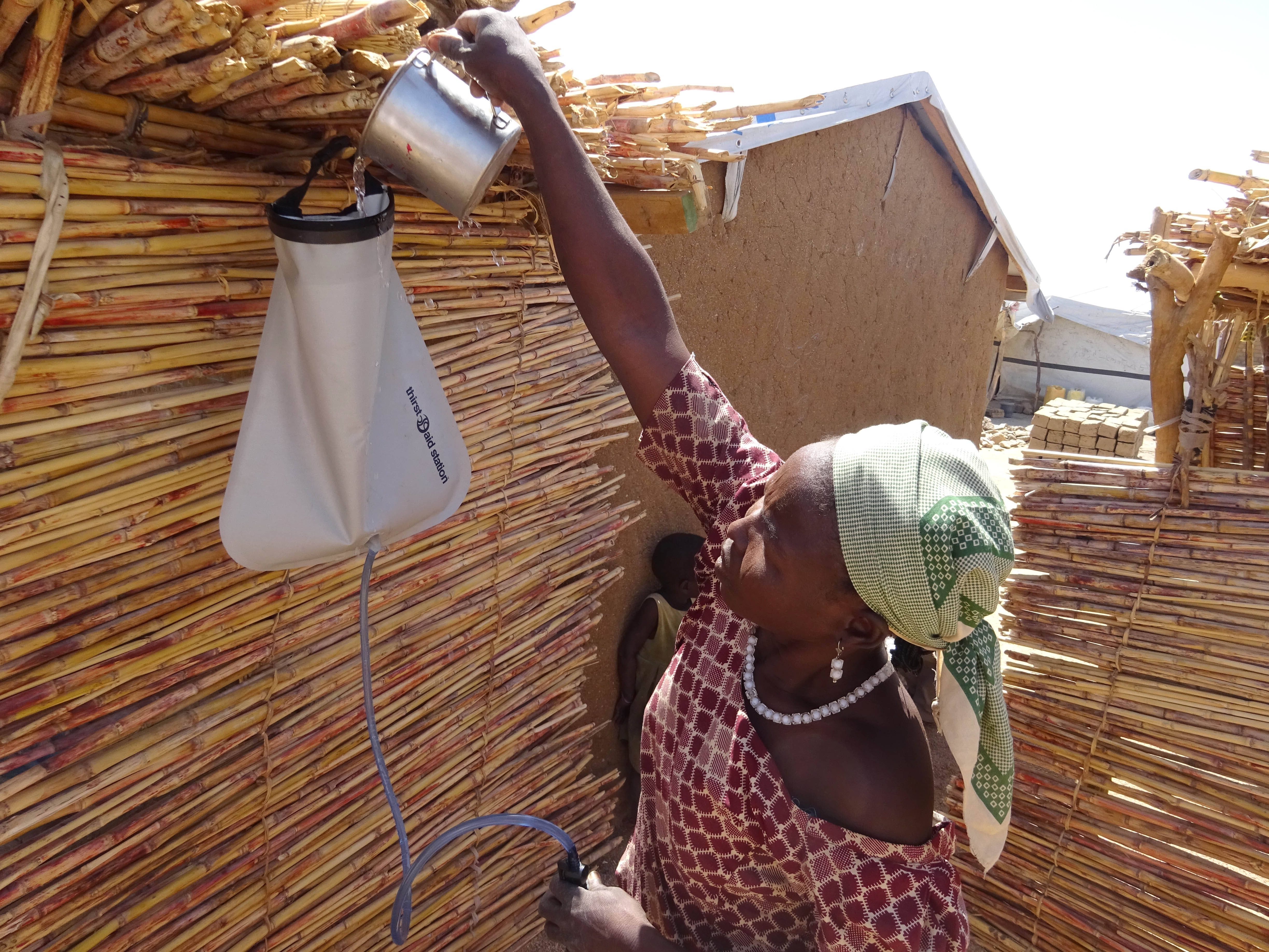 MAÏRAMU gathering water