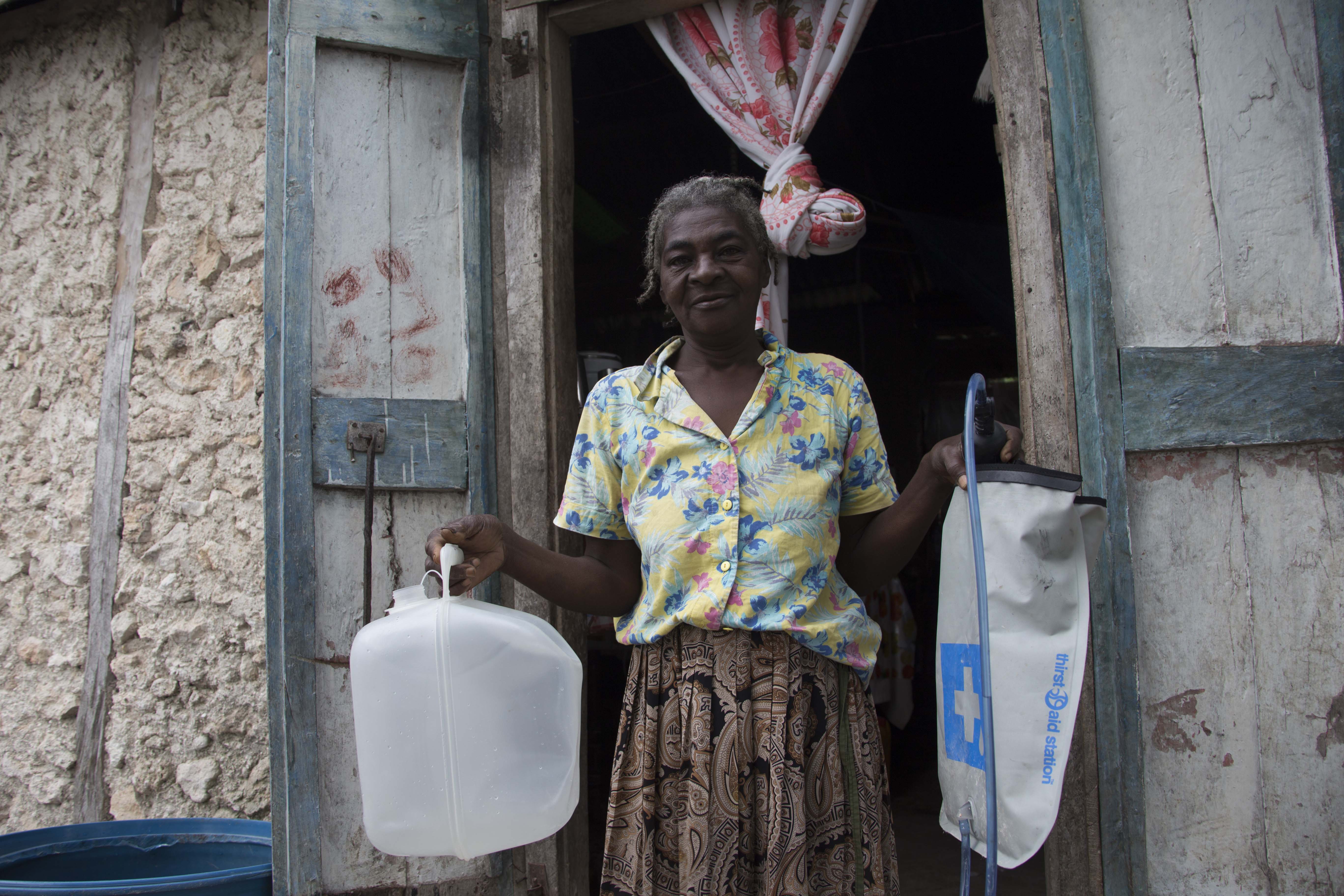 SB_Haiti_Jeanba_CaseStudy_2017_04 Jeanba with water filter and carrier