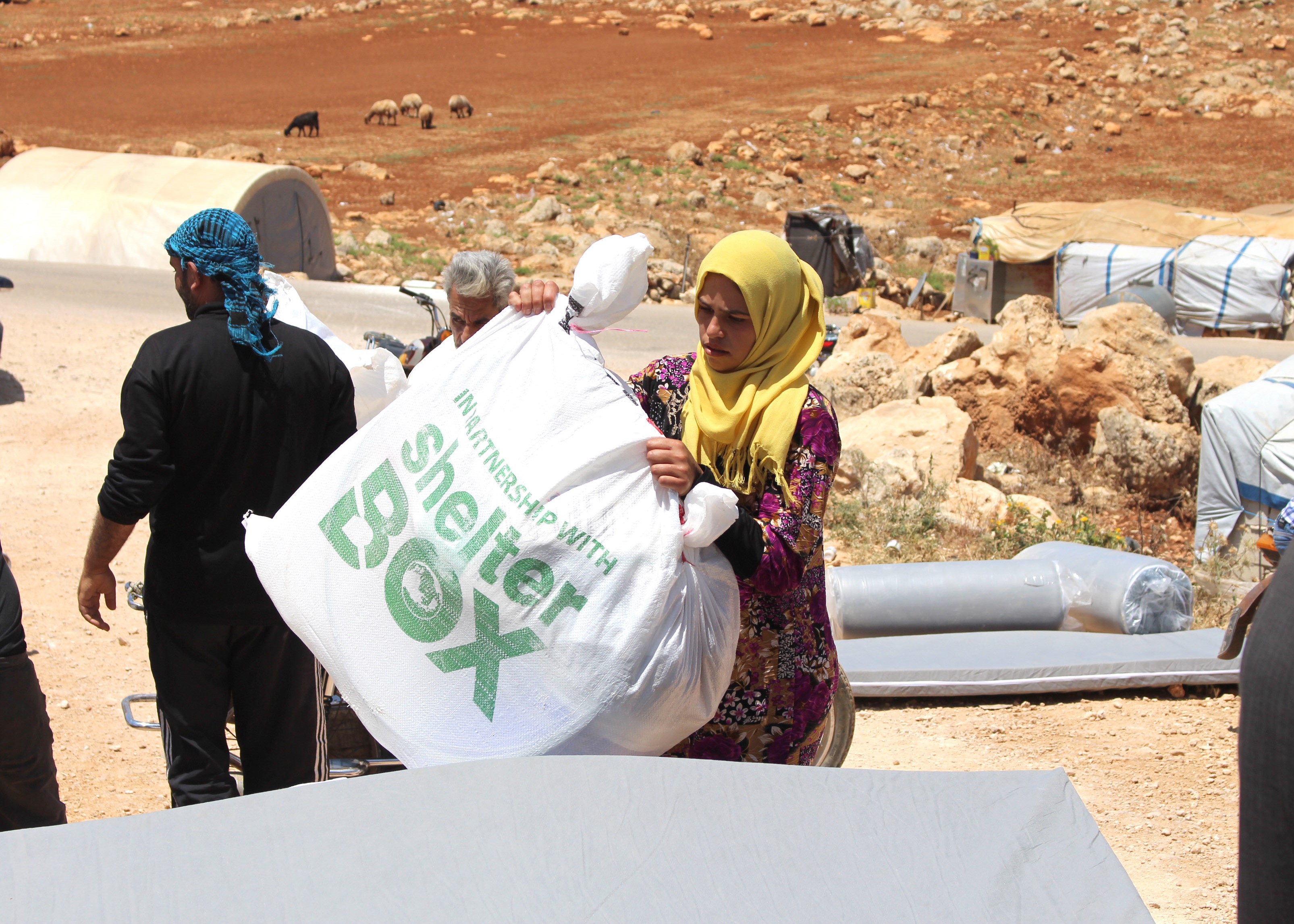 Working quickly to distribute materials in the Syrian desert