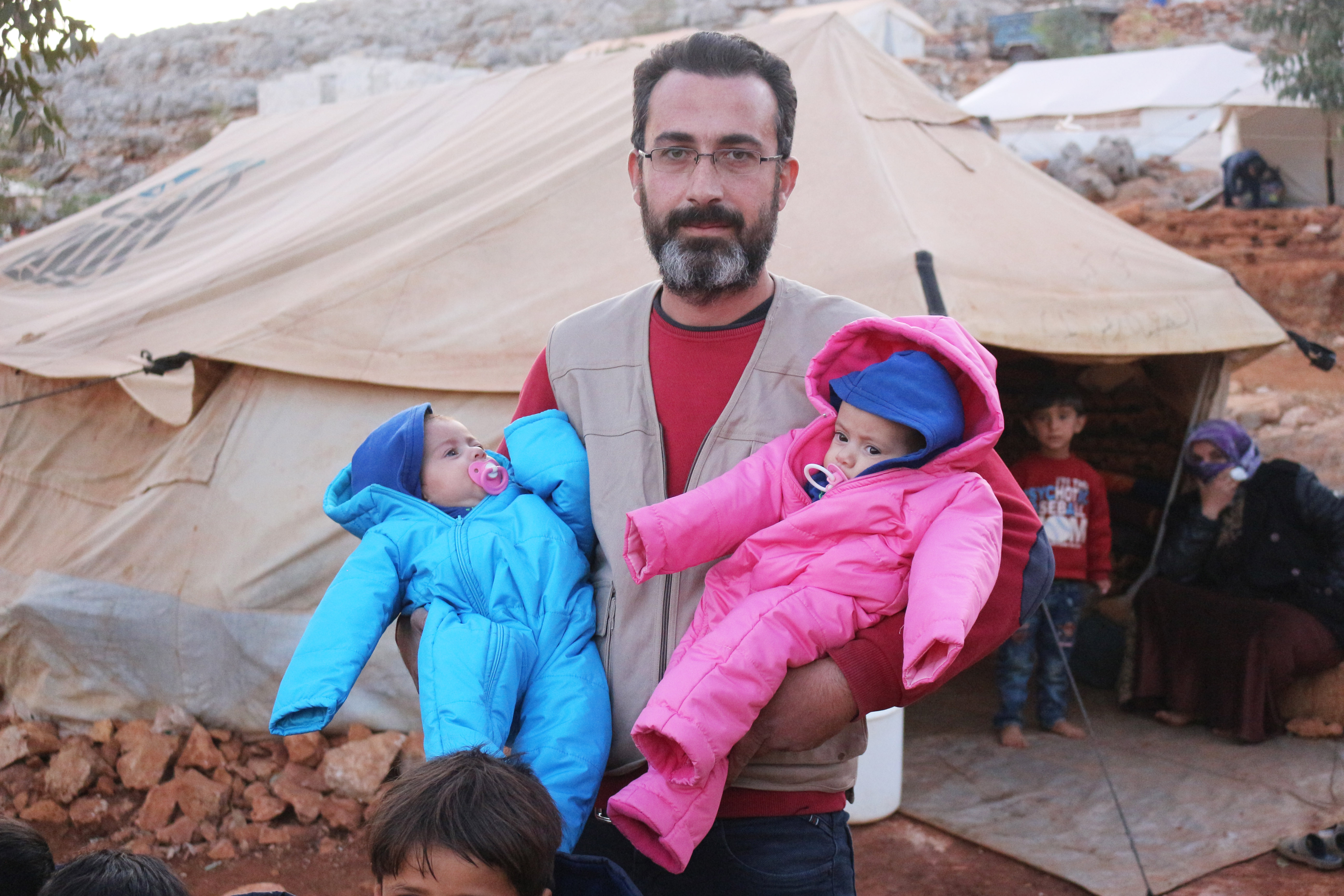 SB_Syria_Mustafa_2019_01 Mustafa holding his two young children