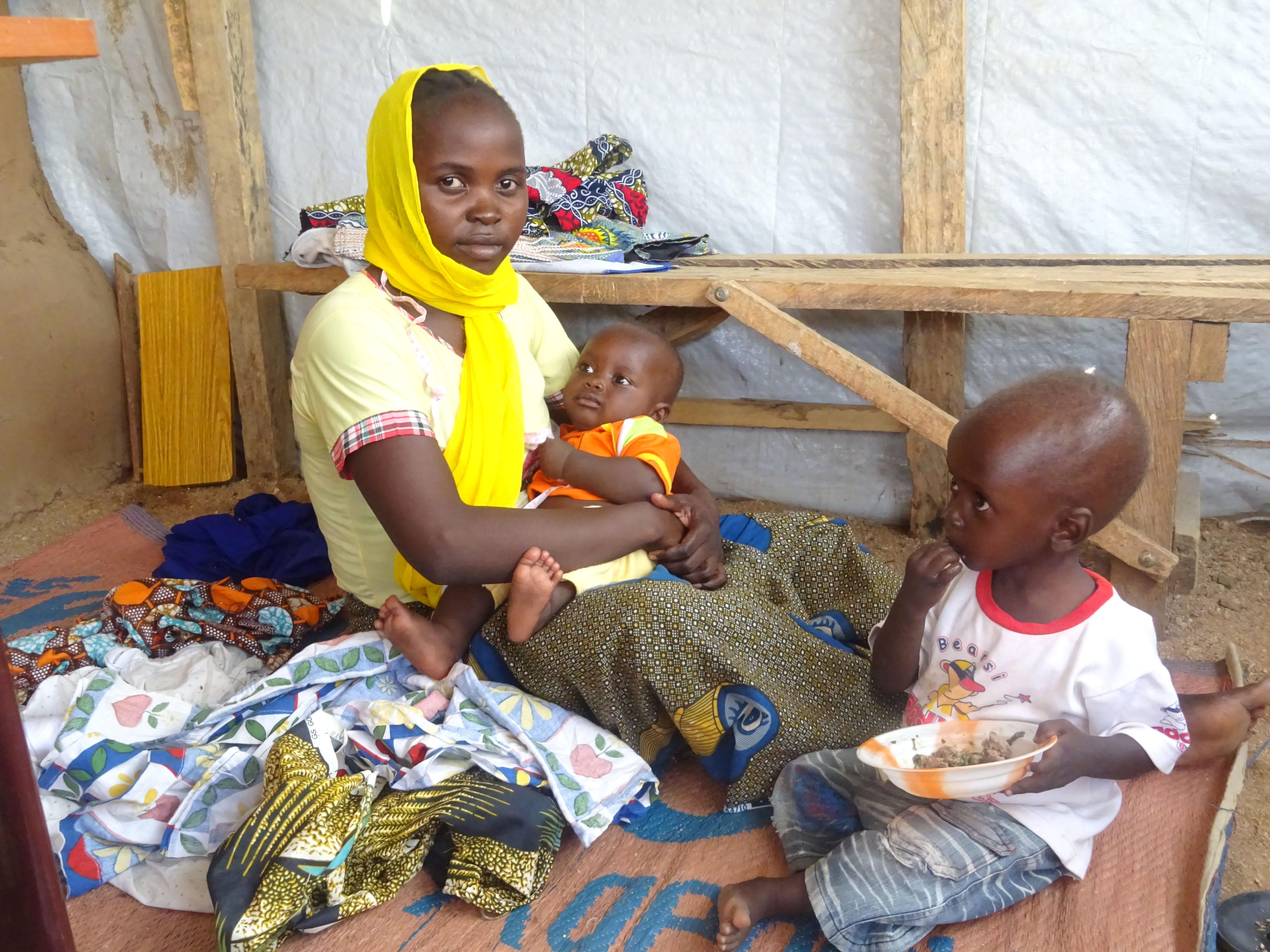 SB_Cameroon_Esther._CaseStudy_2019_08 Esther holding her youngest while her oldest eats