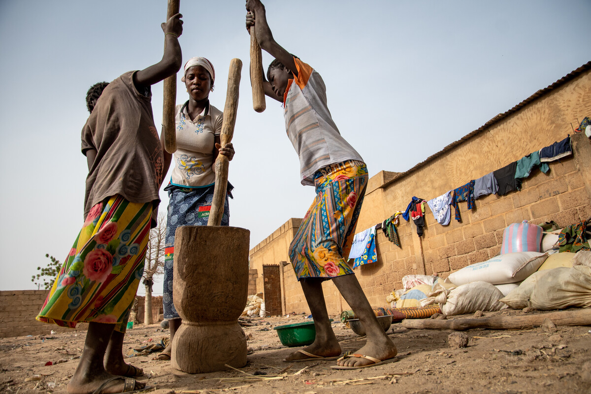 Women working with a mortar and pistils