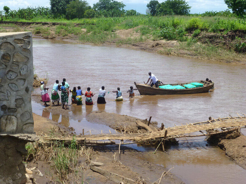 Bringing Shelterboxes across the river by boat, Malawi