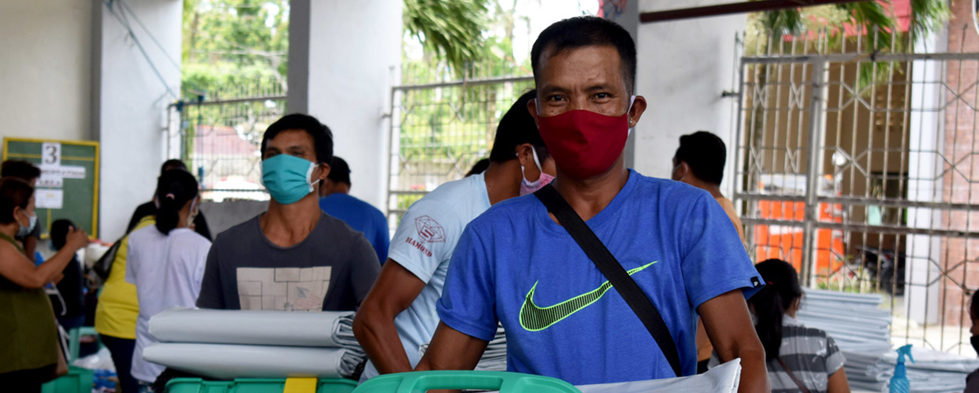 Filipinos receiving aid items