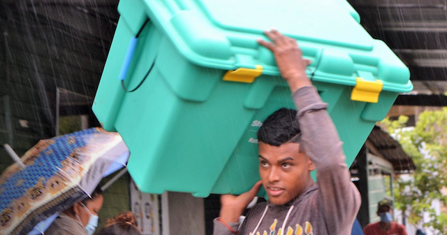 Carrying Shelterbox in the rain, Honduras